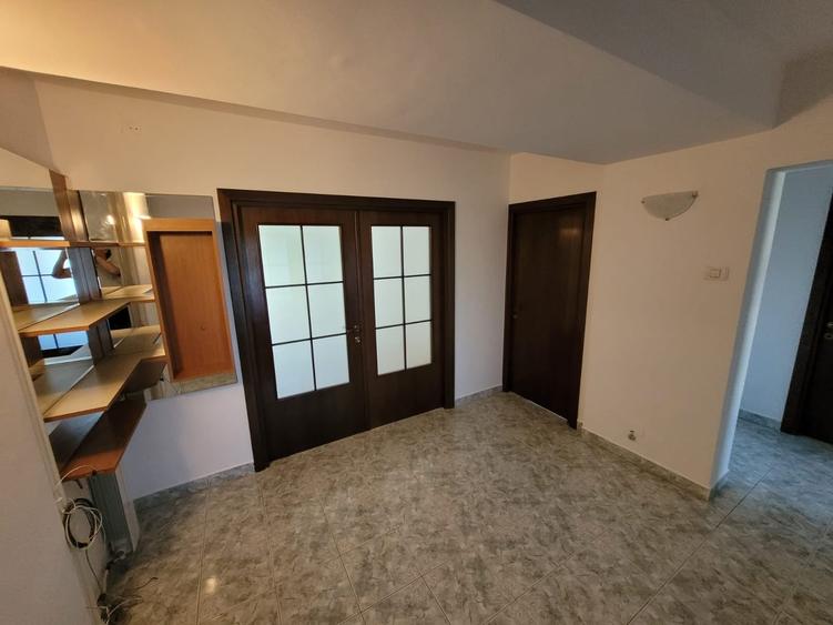 Apartament cu 4 camere decomandat în P-ța Unirii