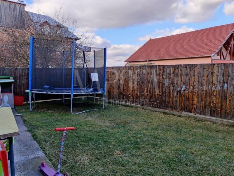 Casă individuală cu 11 camere cu Canalizare în Zorilor