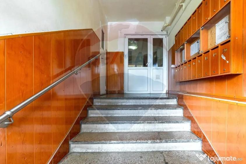 Apartament cu 3 camere decomandat în Tractorul