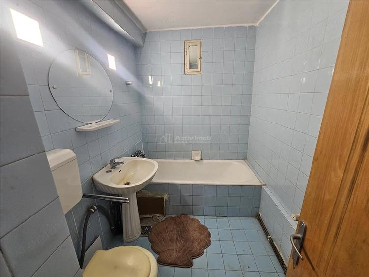 Apartament cu 4 camere decomandat în Micro IV