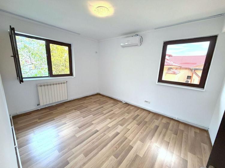 Casă individuală cu 5 camere cu Canalizare în Banu Manta