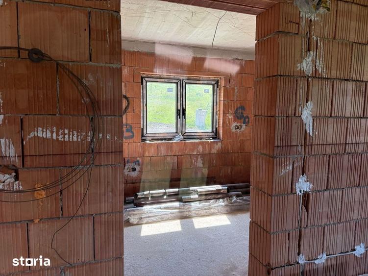 Casă individuală cu 4 camere cu Canalizare în Slimnic