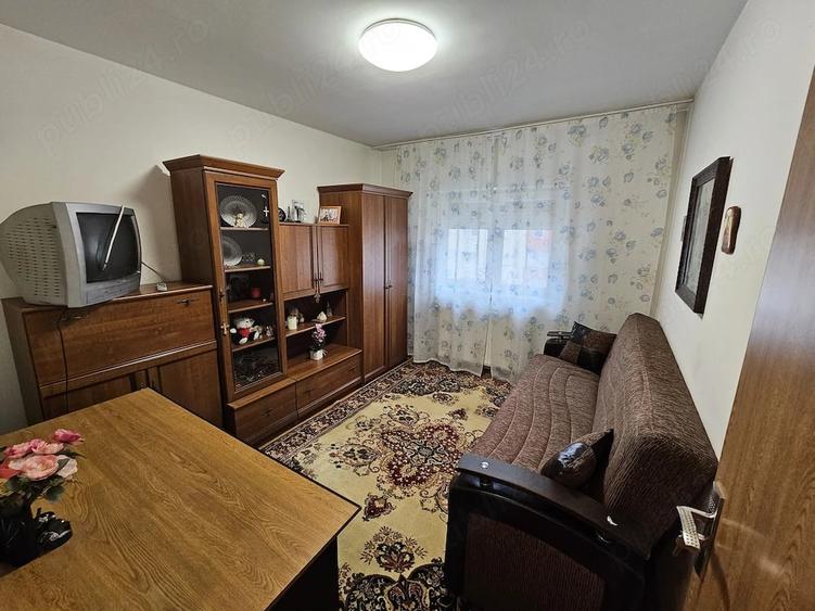 Apartament cu 3 camere decomandat în Soarelui
