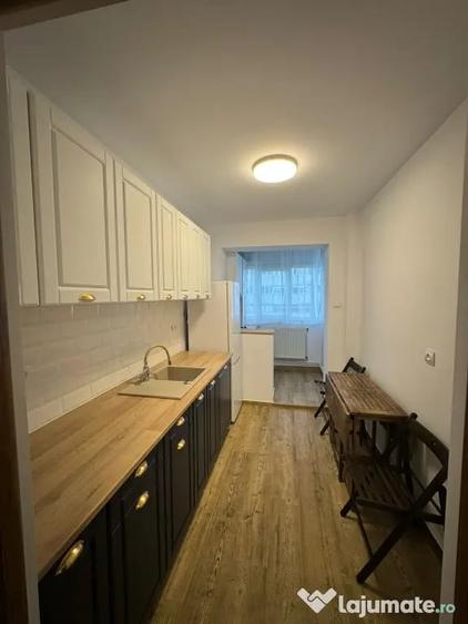 Apartament cu 3 camere decomandat în Podu Roș