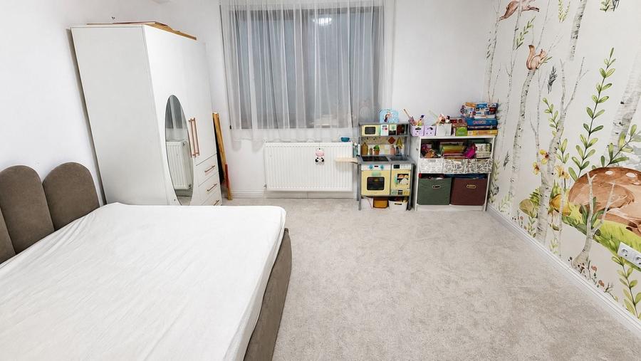 Apartament cu 3 camere semidecomandat, mobilat în Florești
