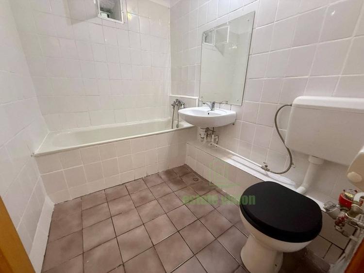 Apartament cu 3 camere semidecomandat în Moșilor