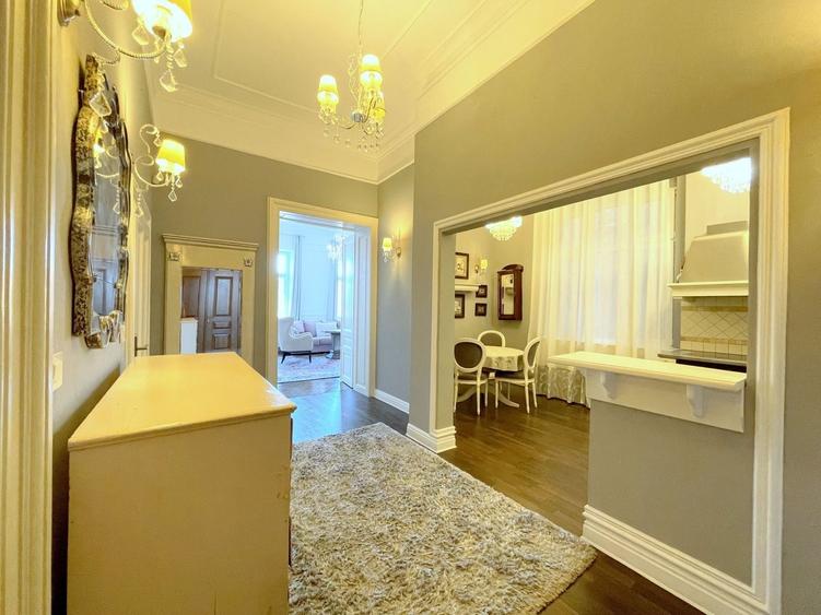 Apartament cu 3 camere semidecomandat, mobilat în Central
