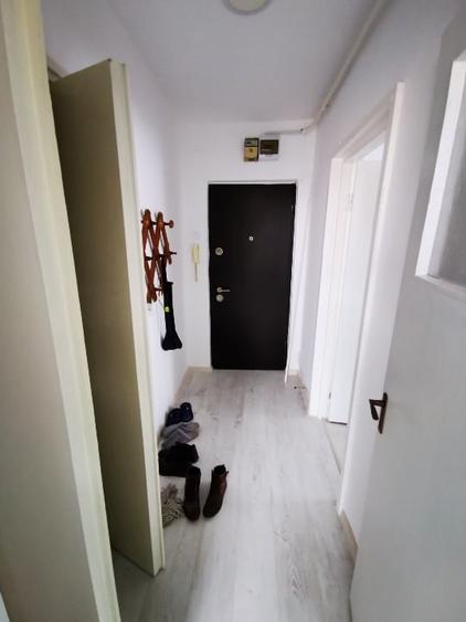 Apartament cu 2 camere semidecomandat, mobilat în Vlahuță