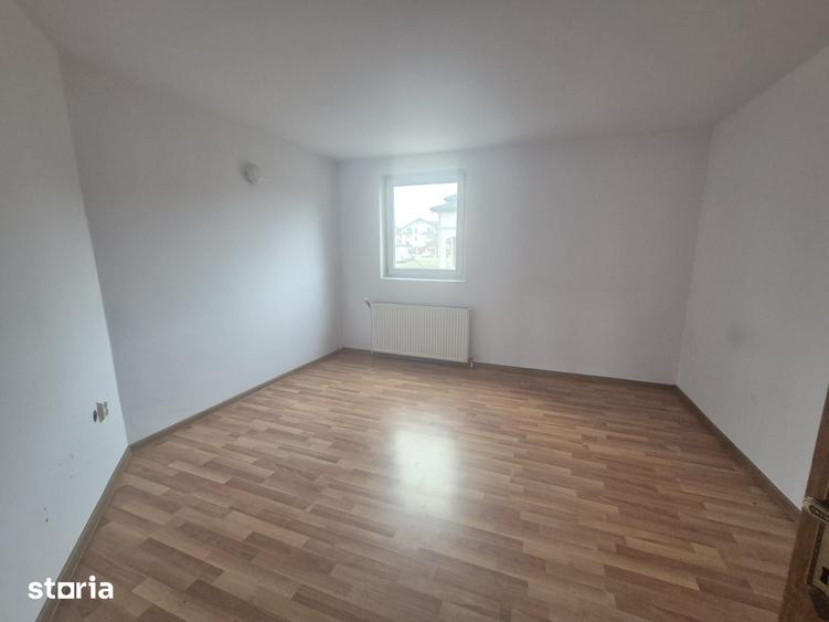Casă cu 6 camere cu Teren 1000 Mp în Șcheia