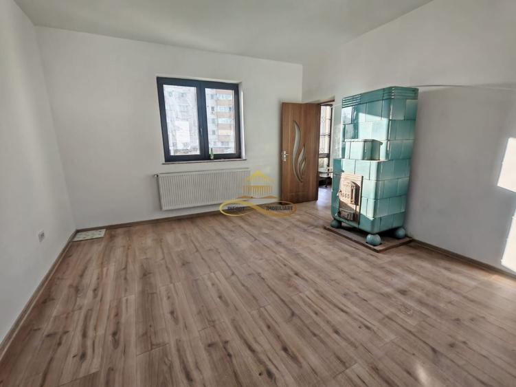 Casă individuală cu 6 camere cu Canalizare în Central
