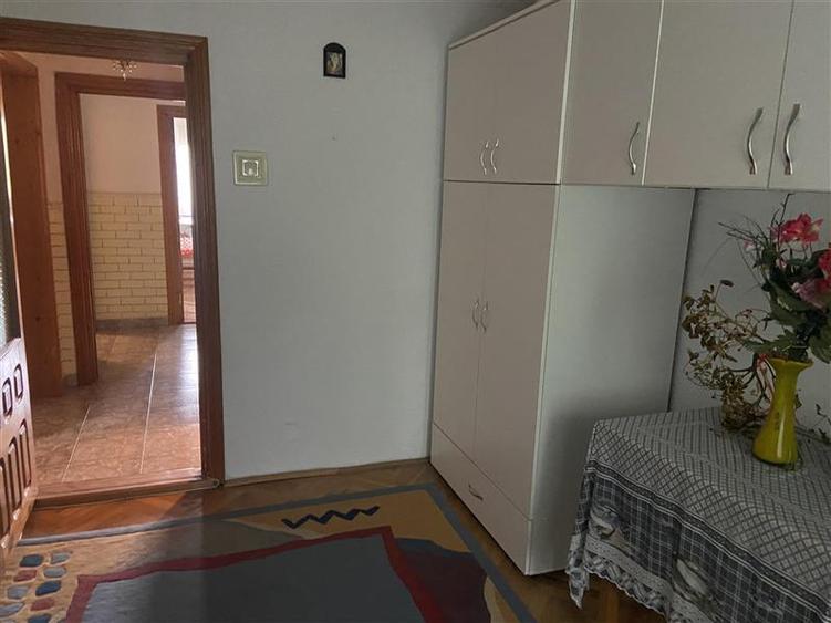 Apartament 3 camere , zona ultracentrala (Casa de Pensii ) , decomandat ,72 mp , - 8