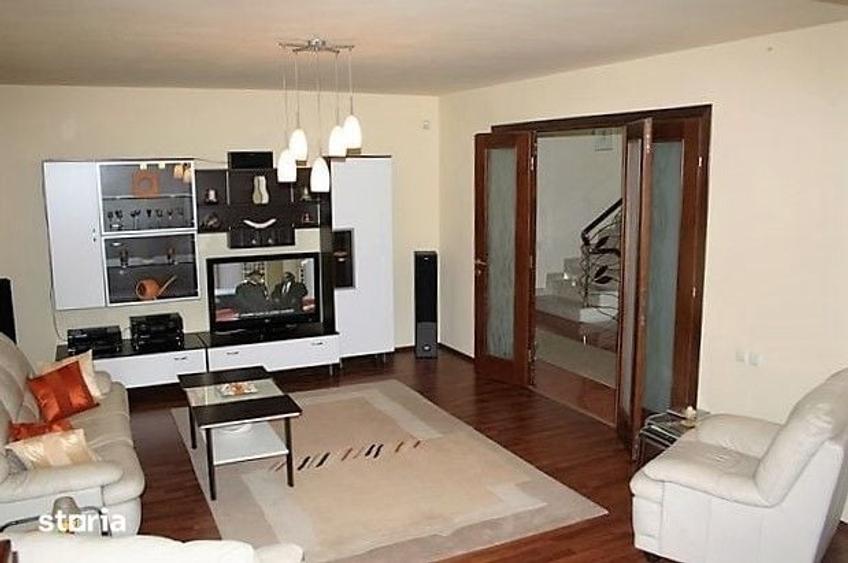 Casă cu 6 camere cu Teren 640 Mp în Central