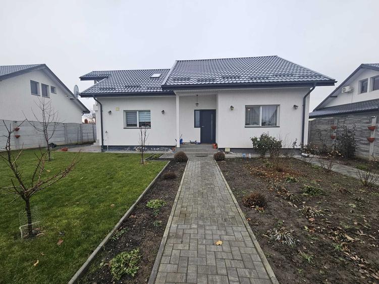 Casă cu 4 camere în Brănești