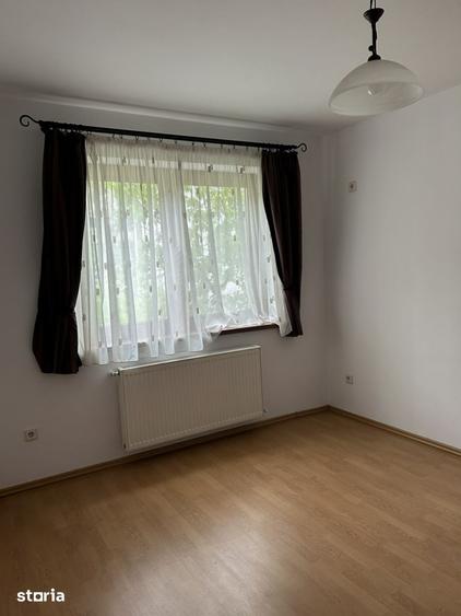 Casă cu 8 camere cu Teren 250 Mp în Tei