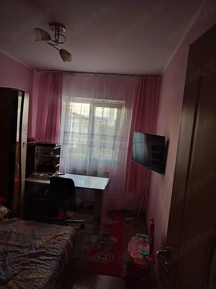 Apartament cu 3 camere decomandat în Est