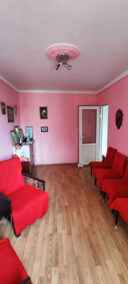 Apartament cu 3 camere semidecomandat în Km 4
