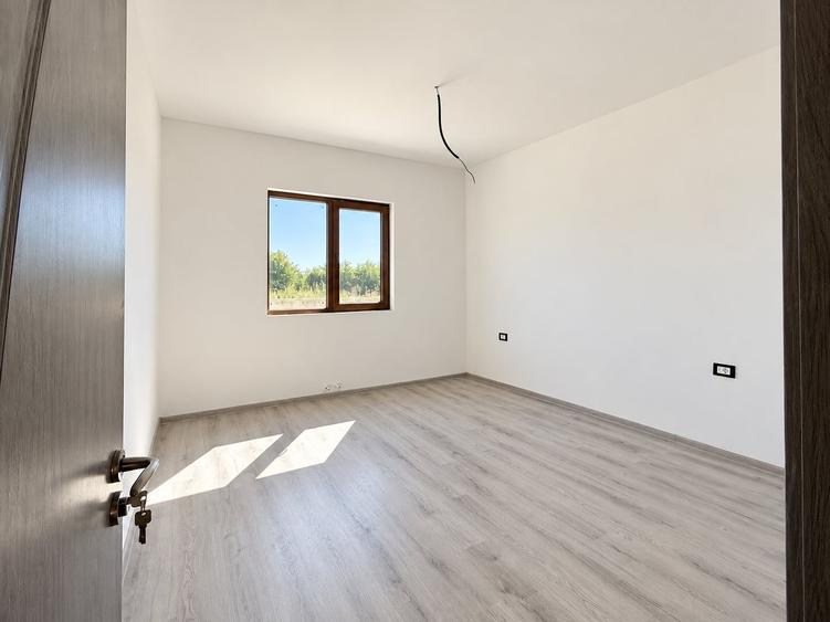 Casă individuală cu 7 camere cu Canalizare în Lumina