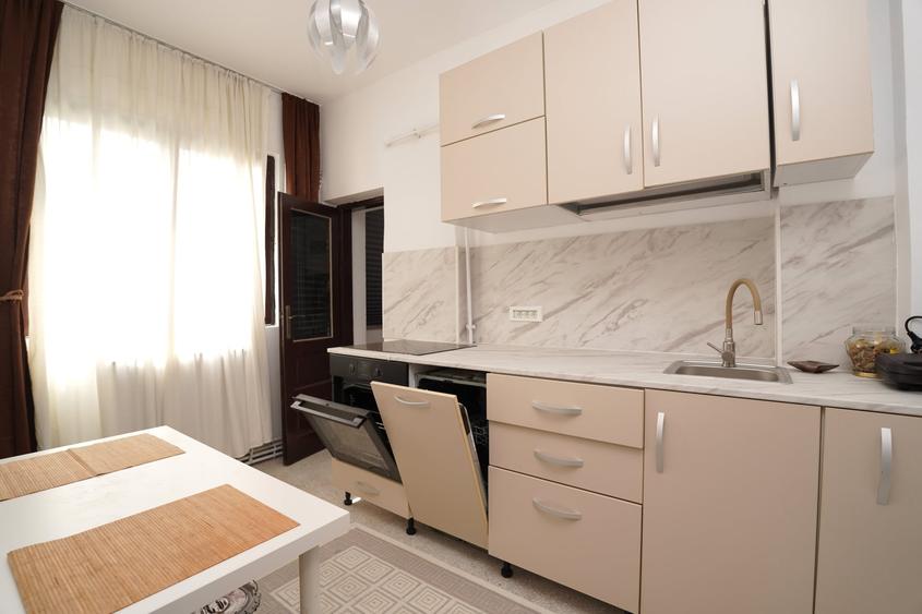 Apartament cu 3 camere circular, mobilat în Universitate
