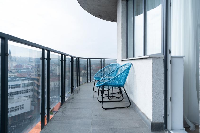 Apartament cu 3 camere semidecomandat, mobilat în P-ța Mihai Viteazul