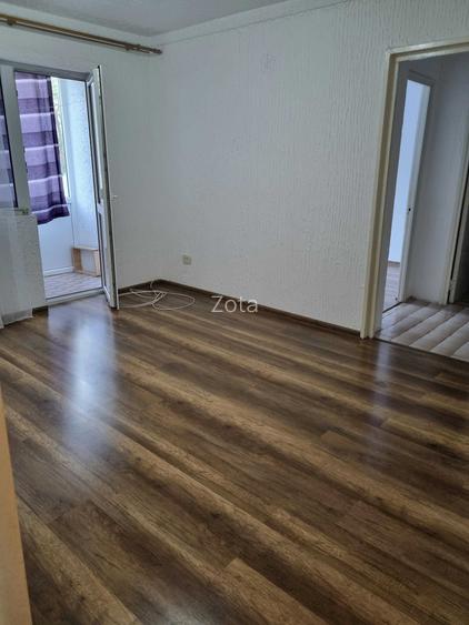 Apartament 2 camere nemobilat- de inchiriat zona Malu Rosu