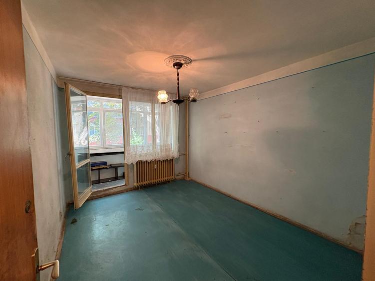 Apartament cu 3 camere semidecomandat în Berceni