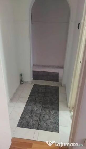 Apartament cu 3 camere semidecomandat în Rahova