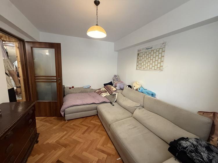 Apartament cu 3 camere semidecomandat, mobilat în Obor