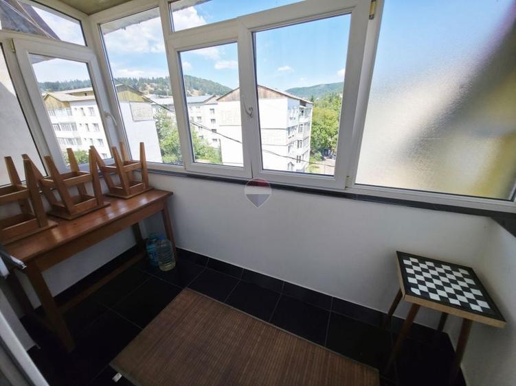 Apartament cu 3 camere decomandat, mobilat în Central