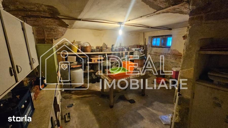 Casă cu 6 camere cu Teren 900 Mp în Calea Poplăcii