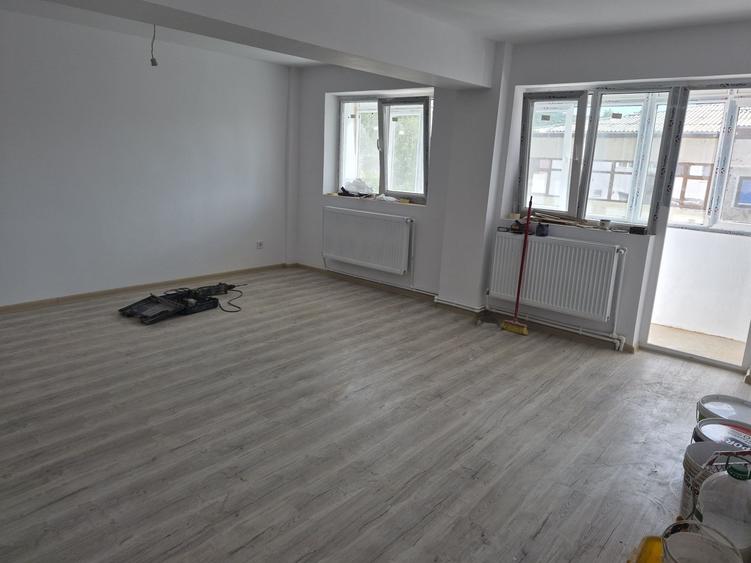 Apartament cu 3 camere semidecomandat în Ultracentral