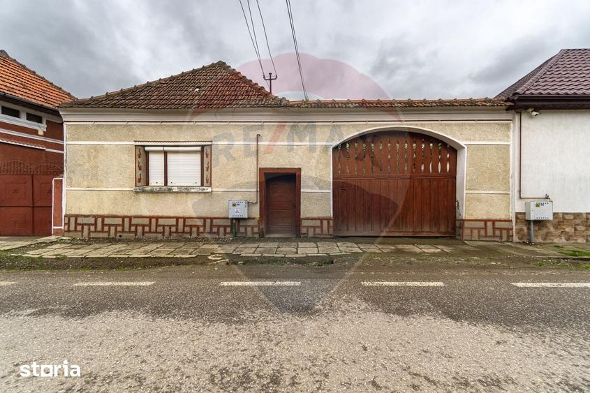 Casă cu 4 camere cu Teren 1068 Mp în Părău