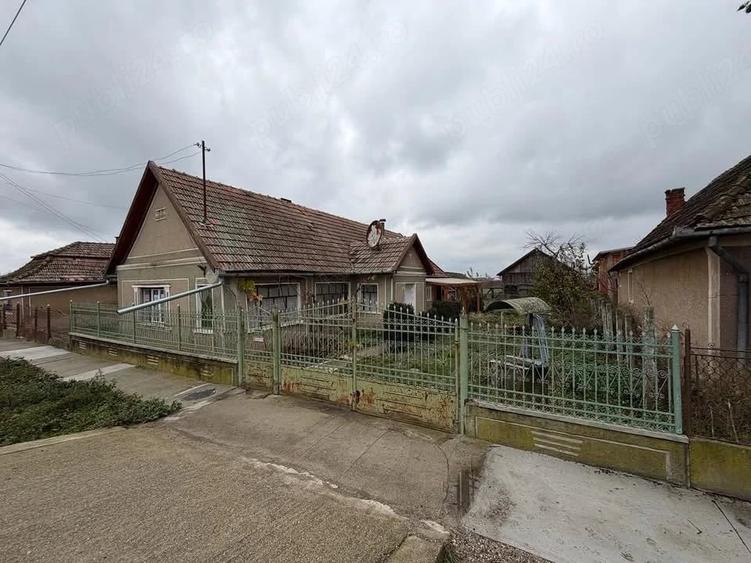 Casă cu Teren 2100 Mp în Santău