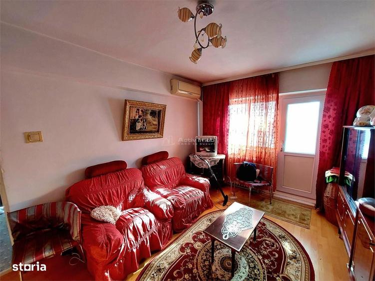 Apartament cu 3 camere decomandat în Piața