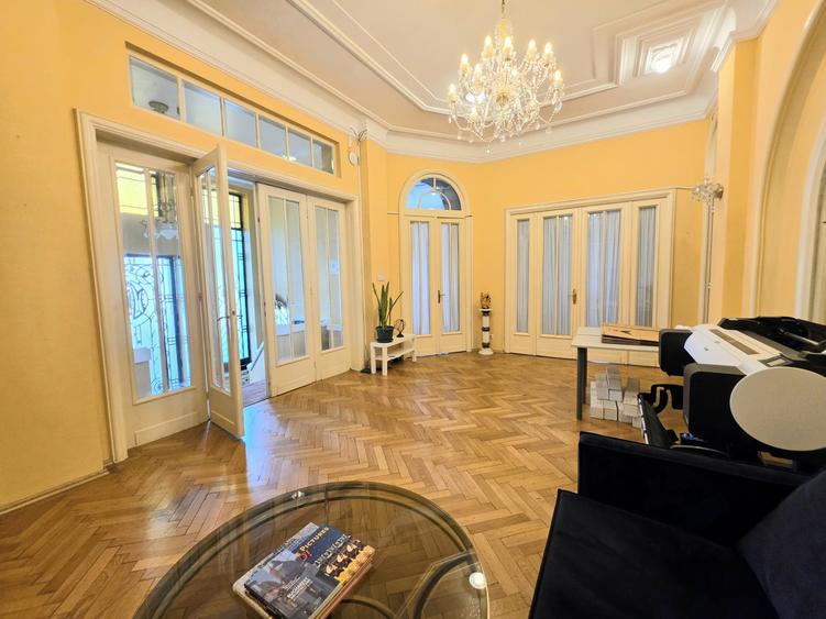 Apartament cu 5 camere în P-ța Unirii