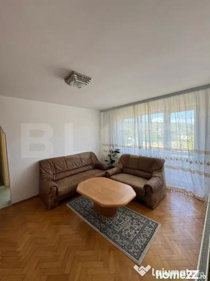 Apartament cu 3 camere semidecomandat în Central