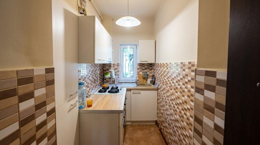 Apartament cu 3 camere semidecomandat în Grivița