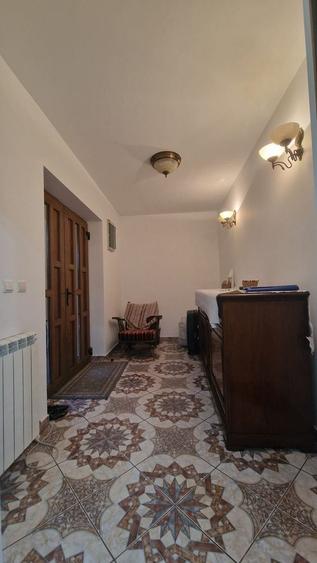 Casă individuală cu 6 camere cu Canalizare în Central
