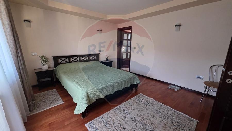 Casă individuală cu 7 camere cu Teren 1371 Mp în Nord-Est