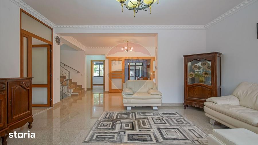 Casă cu 6 camere cu Teren 530 Mp în Dârste