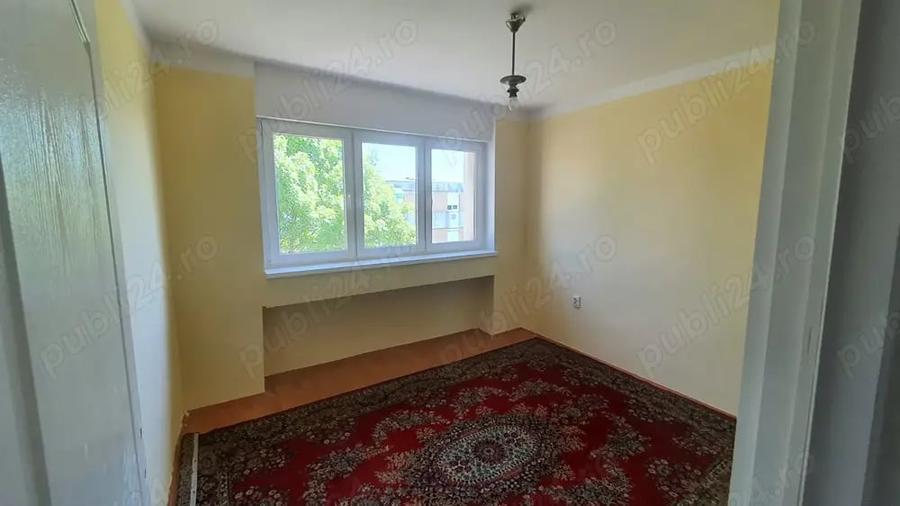 Apartament cu 3 camere semidecomandat în Carei