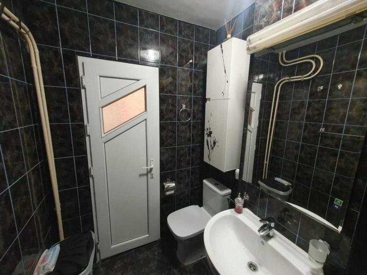 Apartament cu 3 camere semidecomandat în Tineretului