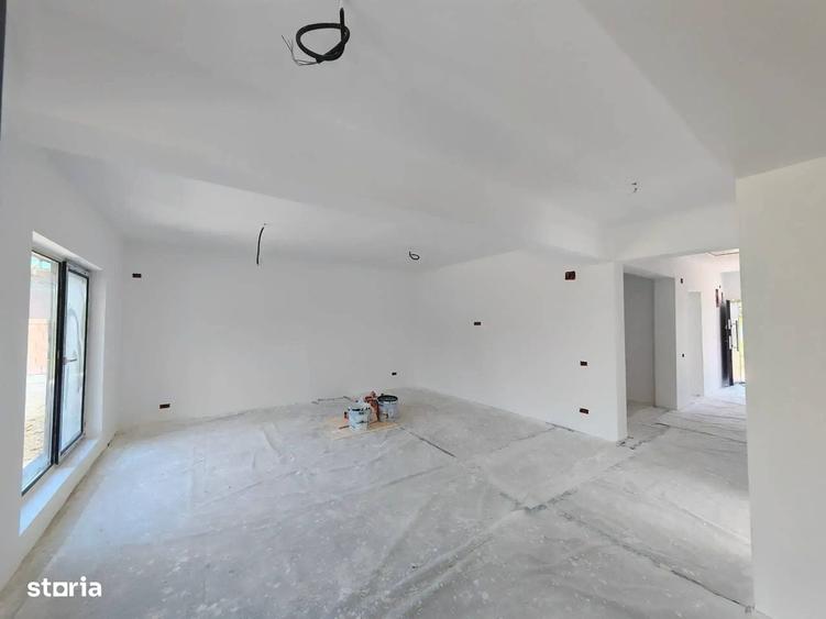 Casă cu 4 camere în Crevedia