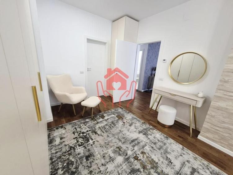 Apartament cu 4 camere semidecomandat, mobilat în Băneasa