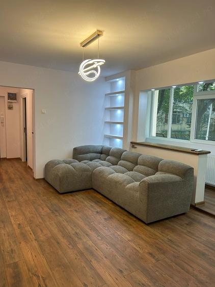 Apartament cu 3 camere semidecomandat în Berceni