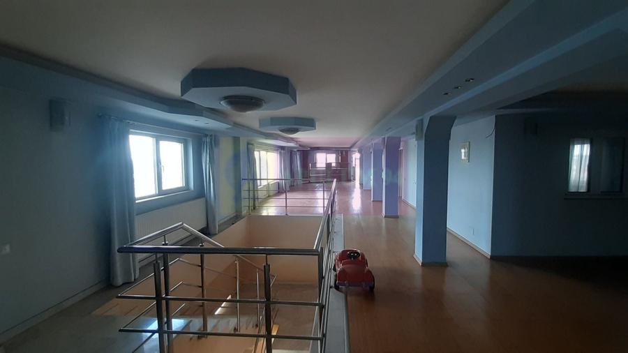 Casă individuală cu 7 camere cu Canalizare în Central