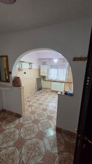 Apartament cu 3 camere semidecomandat, mobilat în Micro 16
