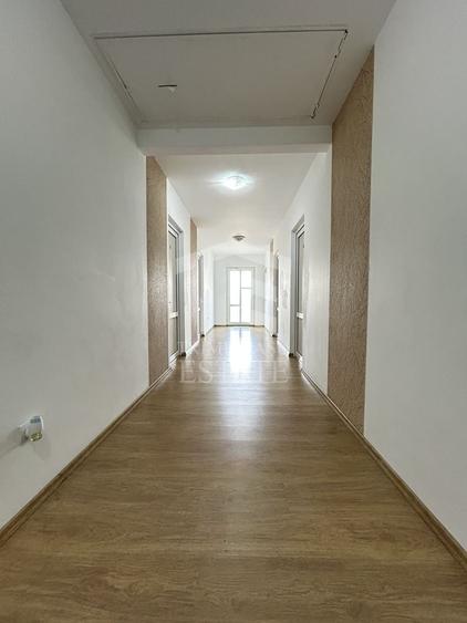 Casă individuală cu 10 camere cu Canalizare în Sud