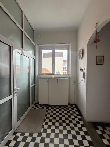 Apartament cu 3 camere semidecomandat în Central