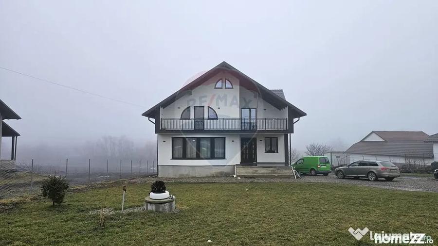 Casă cu 5 camere cu Teren 2500 Mp în Moara