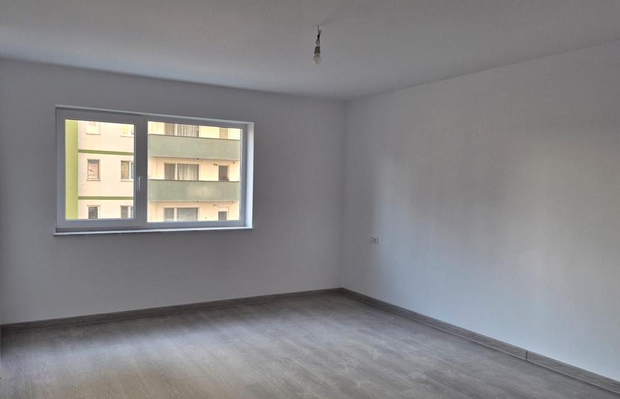 Apartament cu 3 camere decomandat în Tractorul